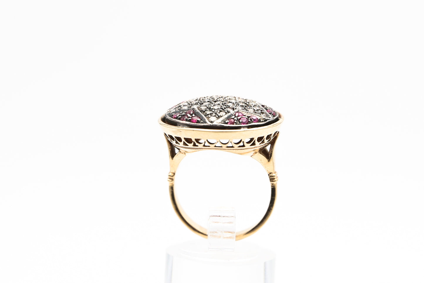 Anello in oro e argento con diamanti e rubini