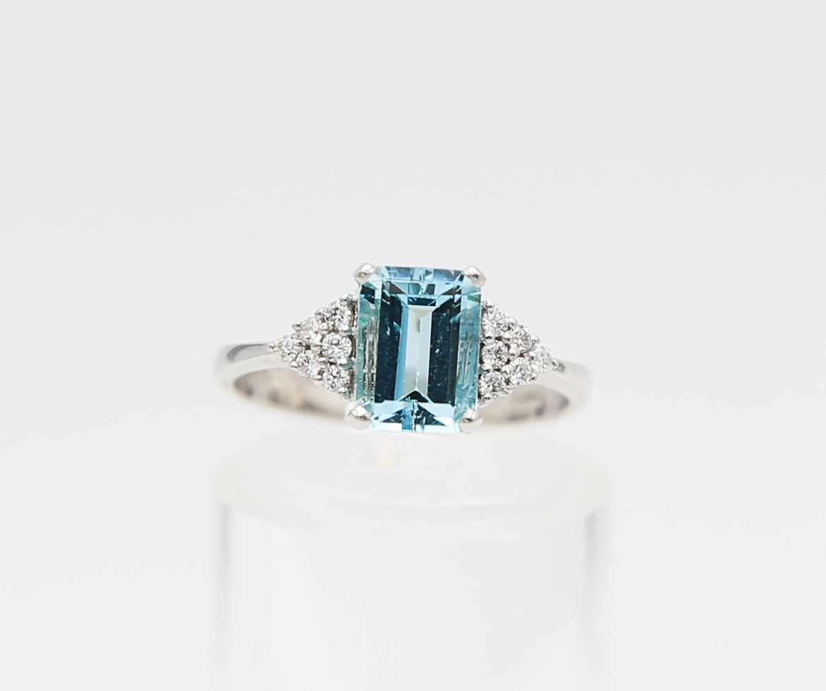 Anello con acquamarina e diamanti