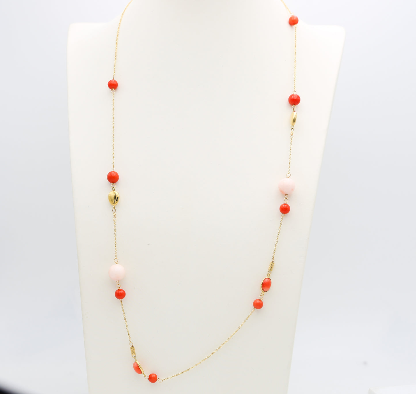 Collana in oro con corallo