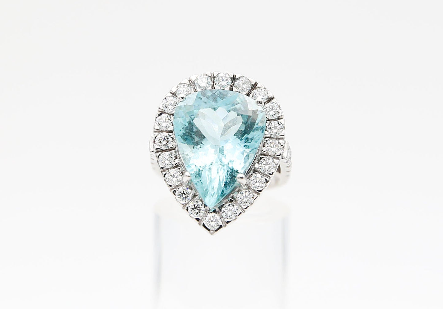 Anello in oro bianco con goccia di acquamarina e cornice di diamanti