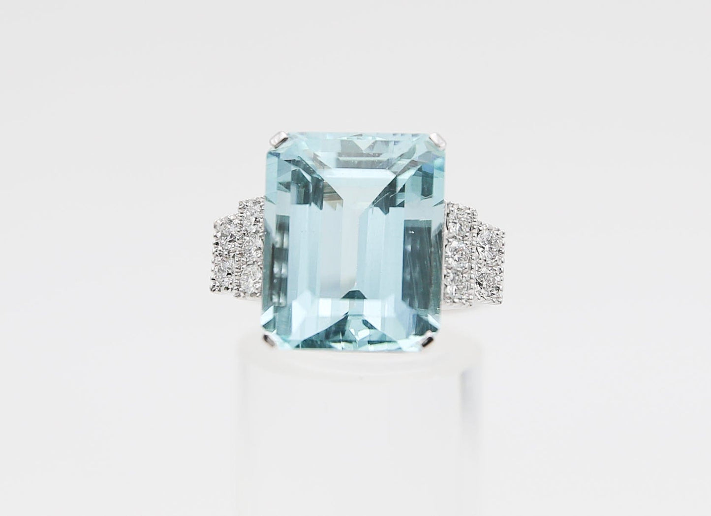 Anello con acquamarina taglio smeraldo e diamanti laterali