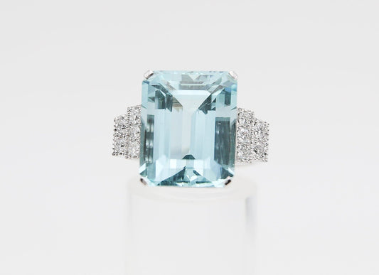 Anello con acquamarina taglio smeraldo e diamanti laterali