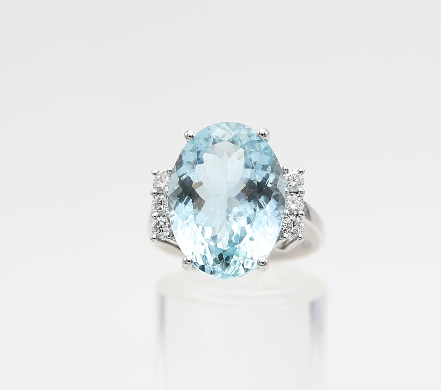 Anello in oro con diamante e smeraldi