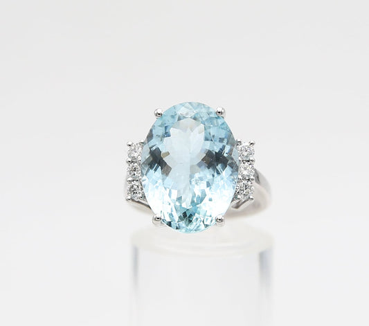 Anello in oro con diamante e smeraldi