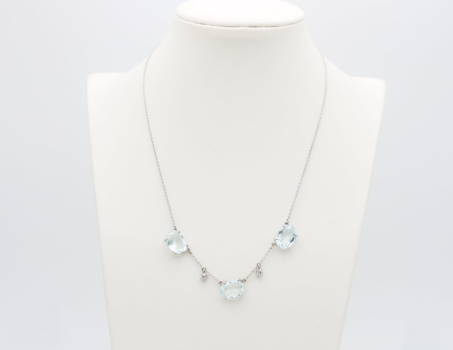 Collana in oro con acquamarina e diamanti
