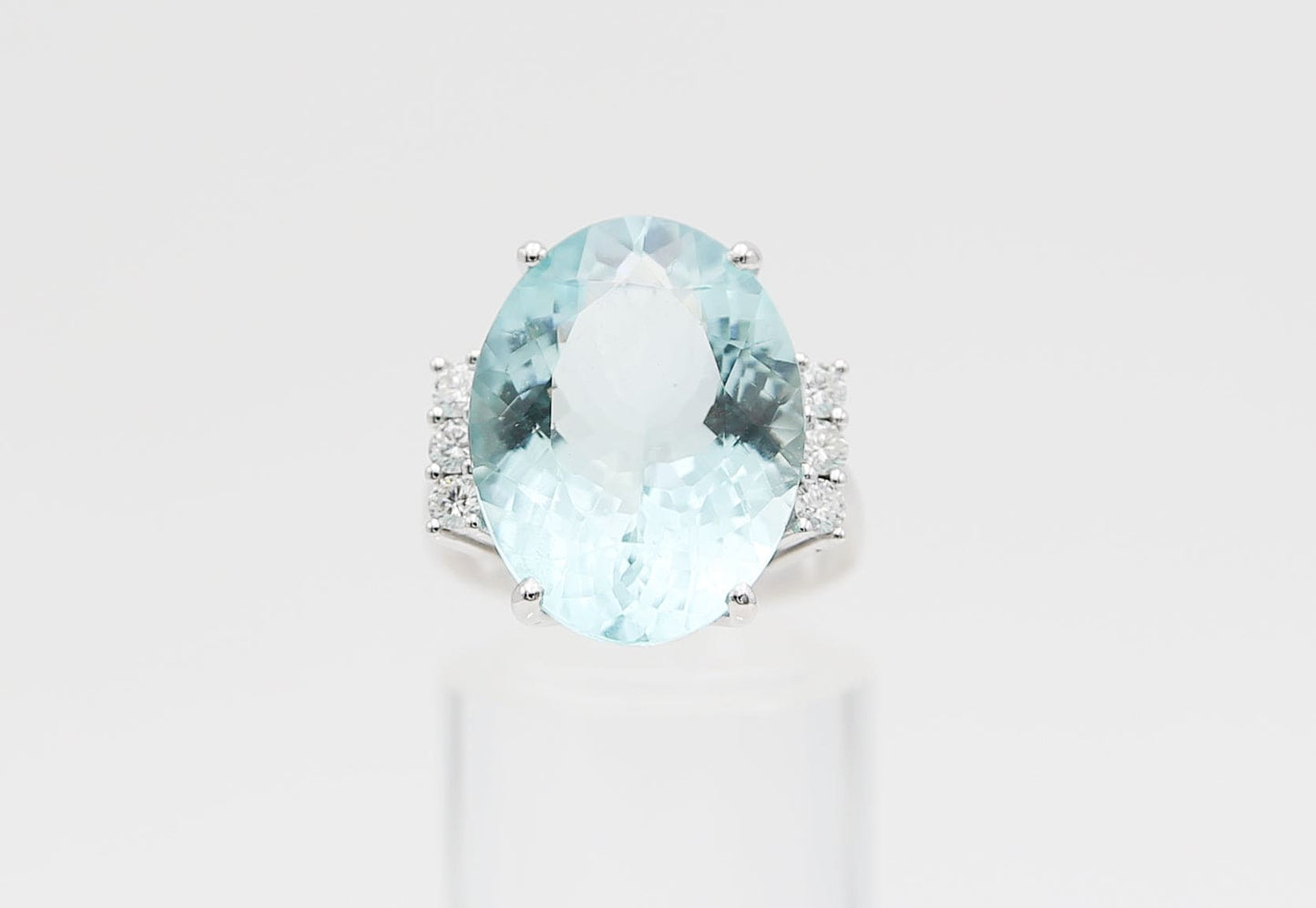Anello in oro con acquamarina e diamanti