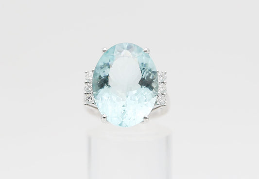 Anello in oro con acquamarina e diamanti
