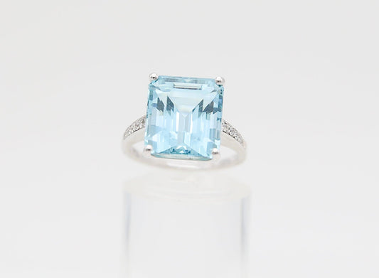 Anello in oro con acquamarina e diamanti