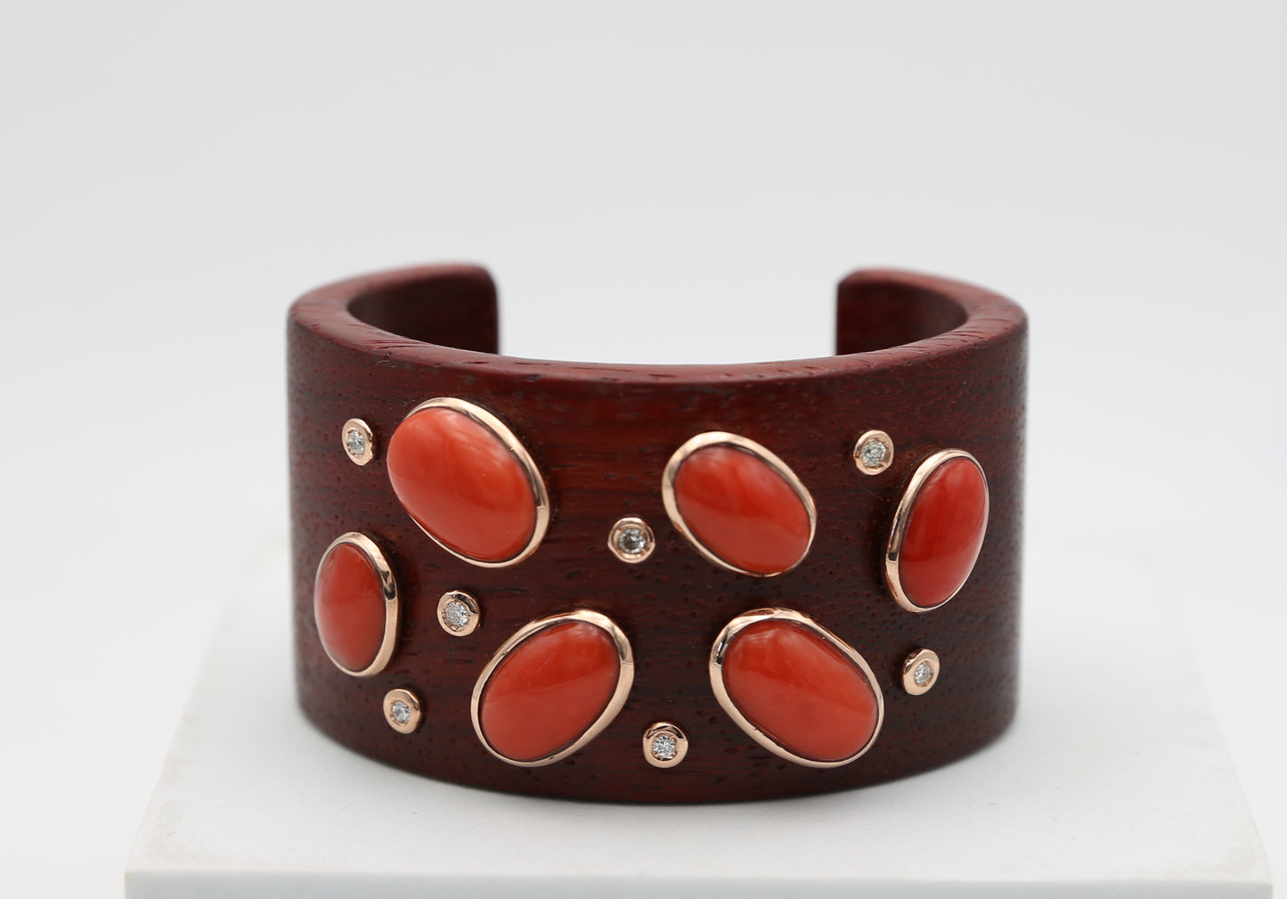 Bracciale legno con corallo e diamanti