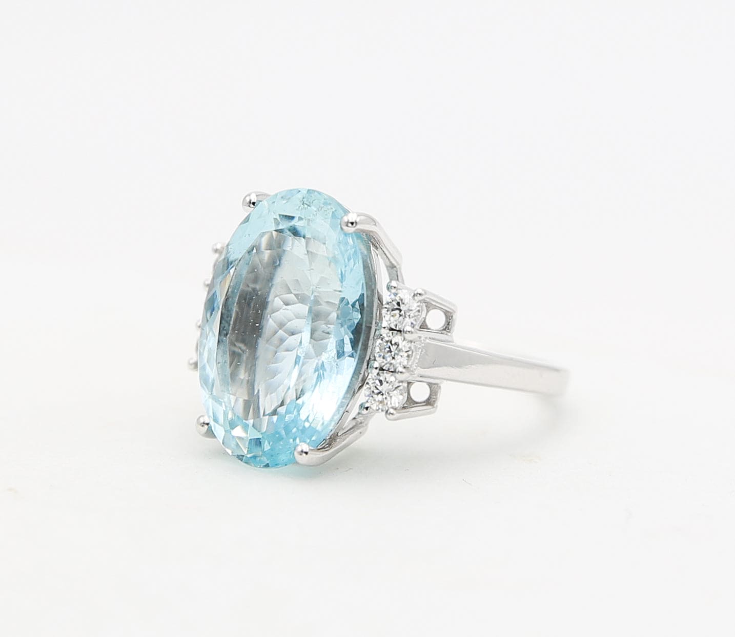 Anello in oro con diamante e smeraldi