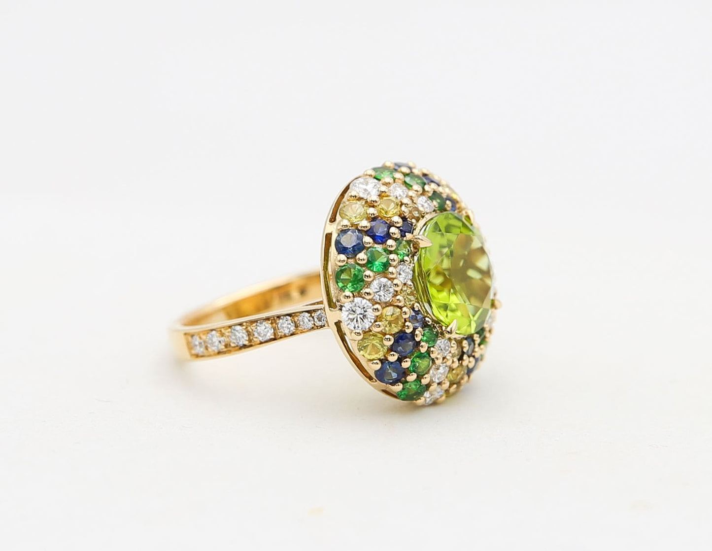 Anello in oro con pietre