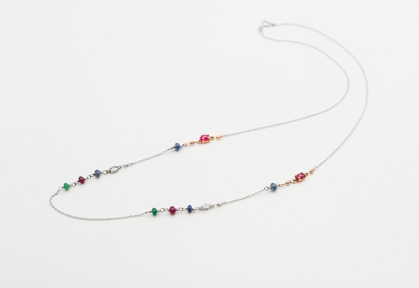 Collana in oro con pietre