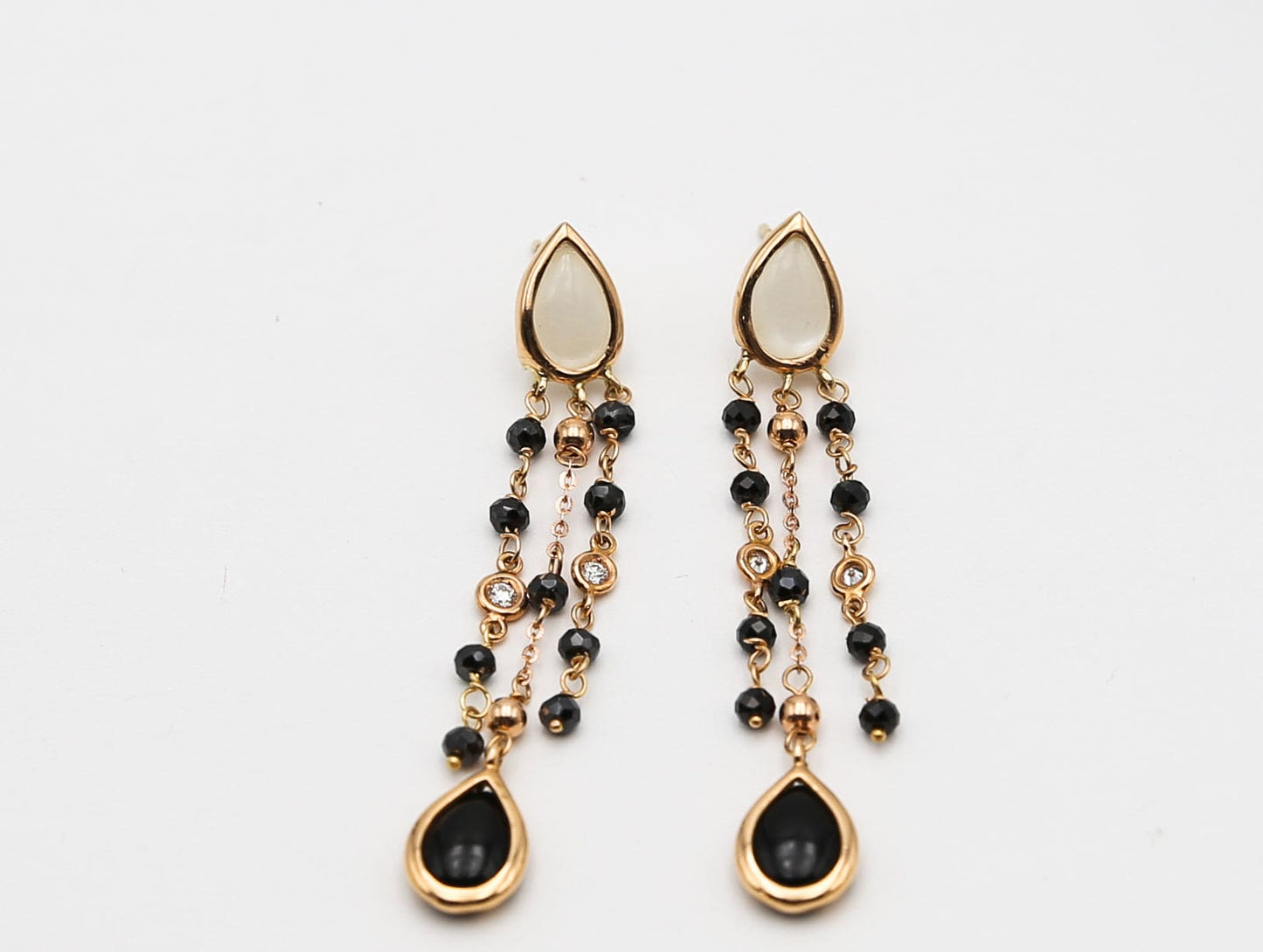 Orecchini in oro con pietre e diamanti