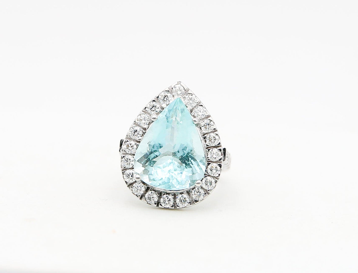 Anello in oro bianco con goccia di acquamarina e cornice di diamanti