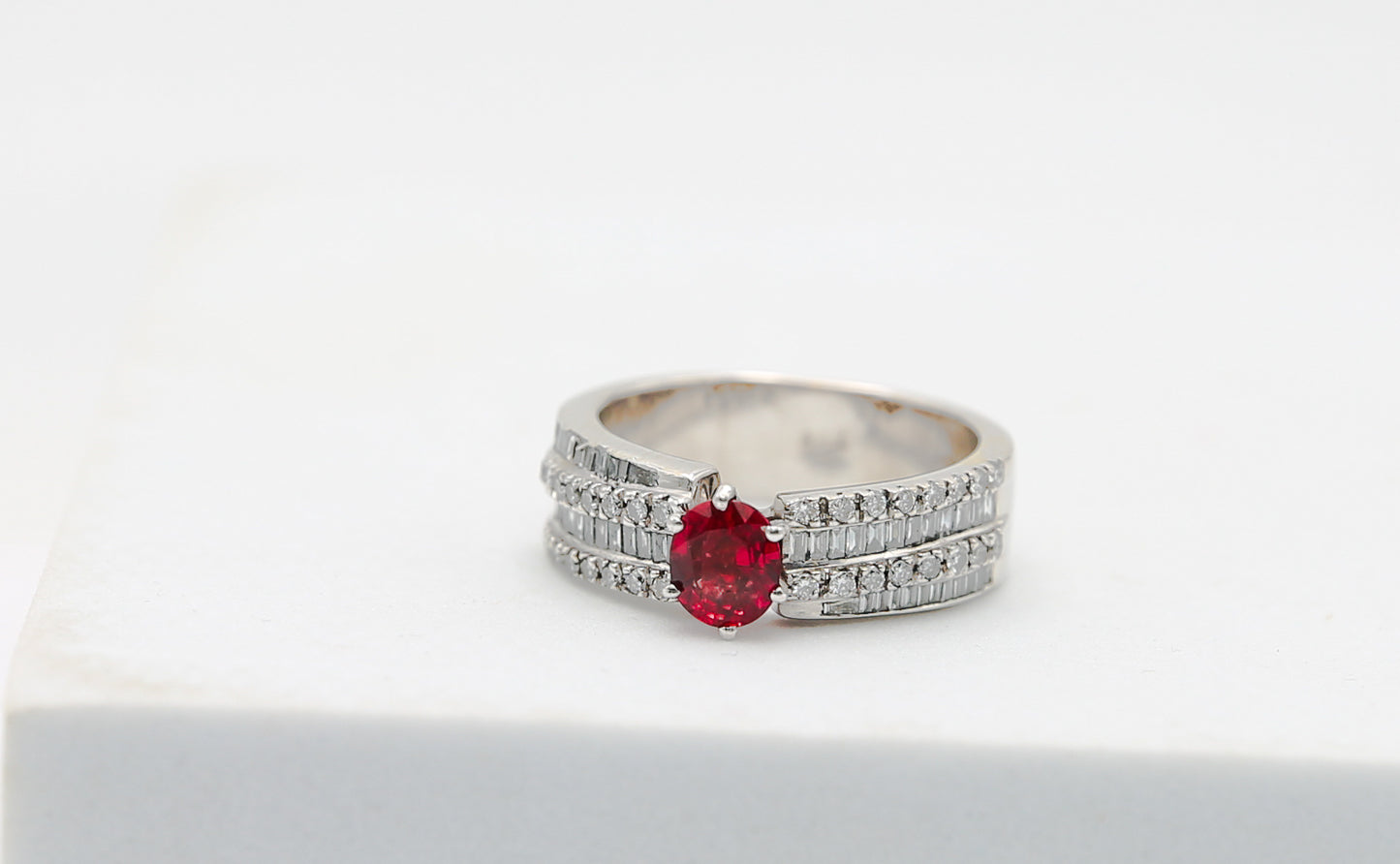 Anello in oro con rubino e diamanti