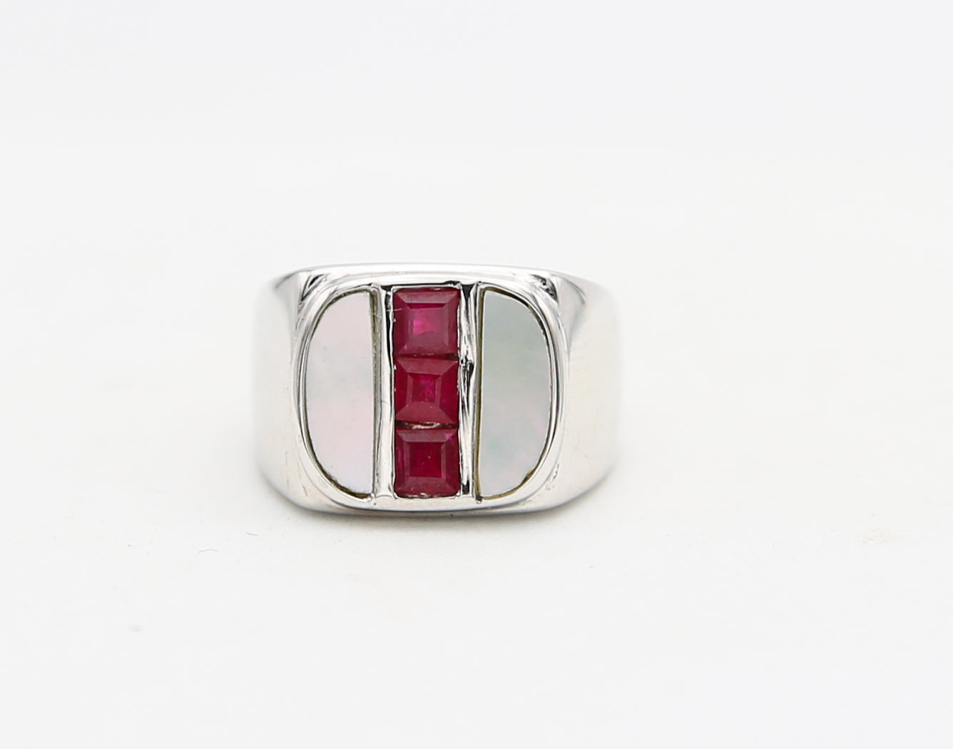Anello chevalier oro madreperla e rubini