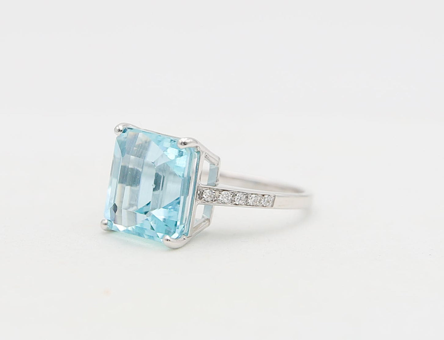 Anello in oro con acquamarina e diamanti