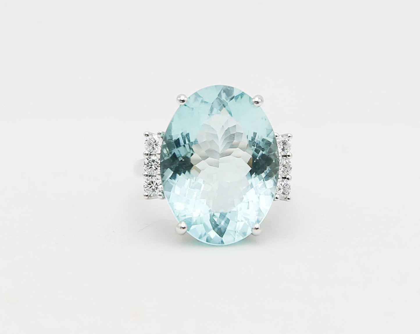 Anello in oro con acquamarina e diamanti