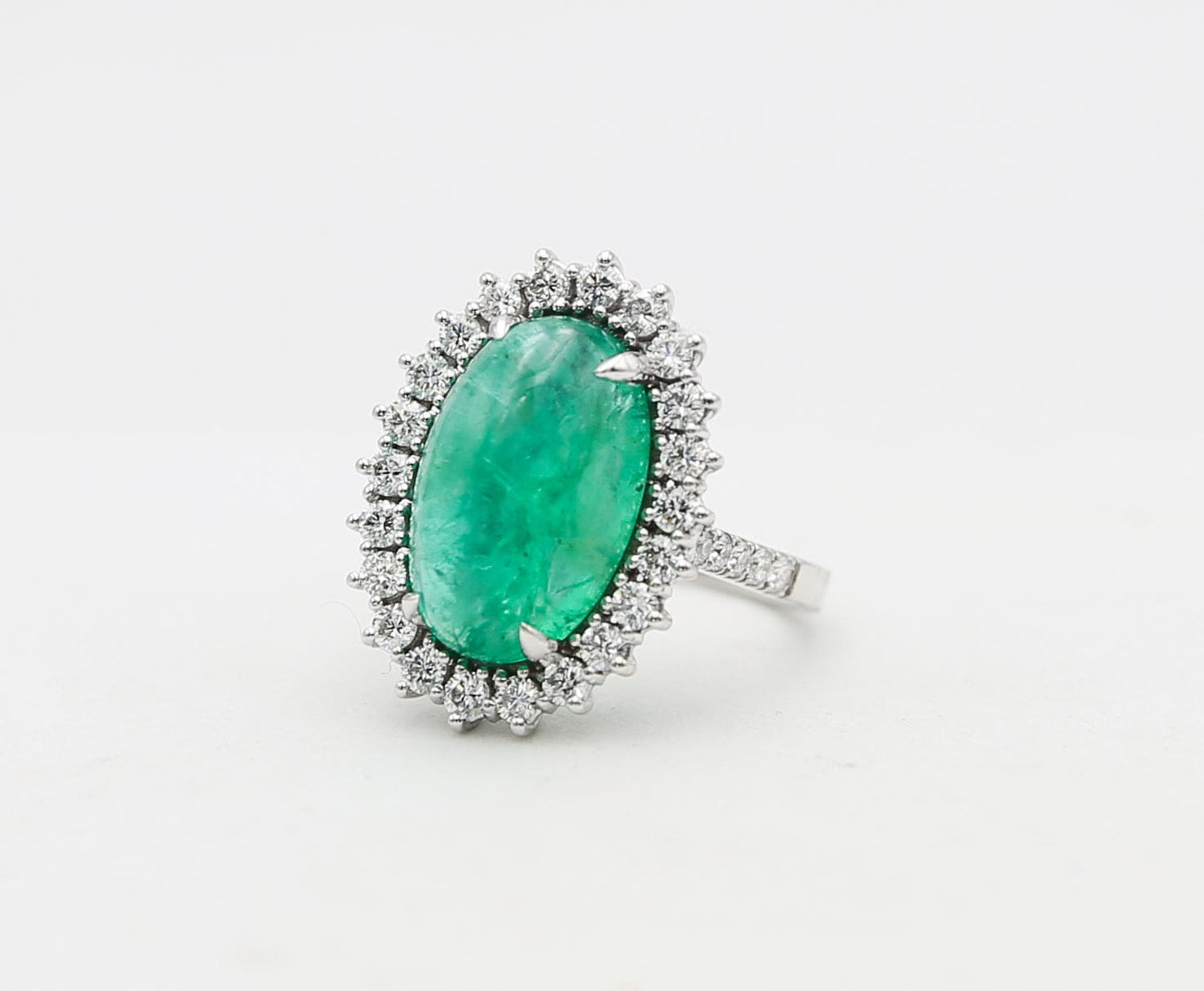 Anello in oro con smeraldo e diamanti