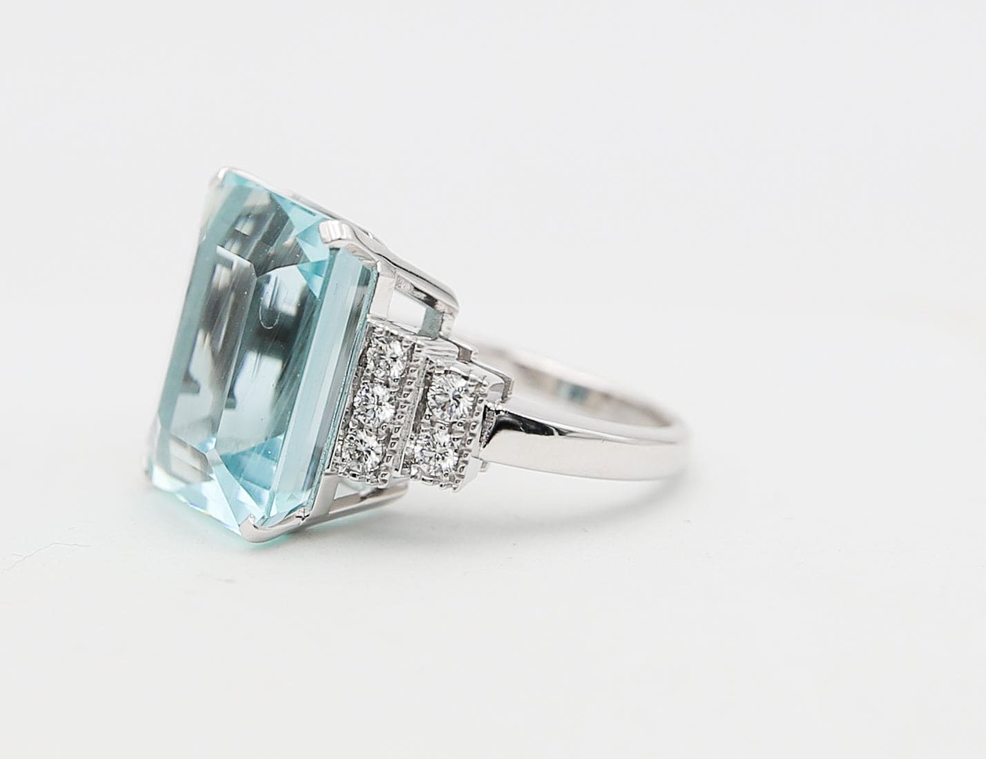 Anello con acquamarina taglio smeraldo e diamanti laterali