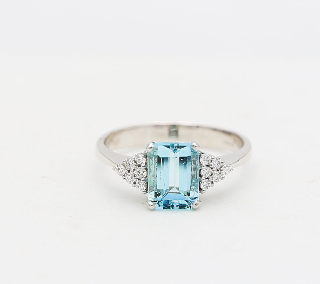 Anello con acquamarina e diamanti