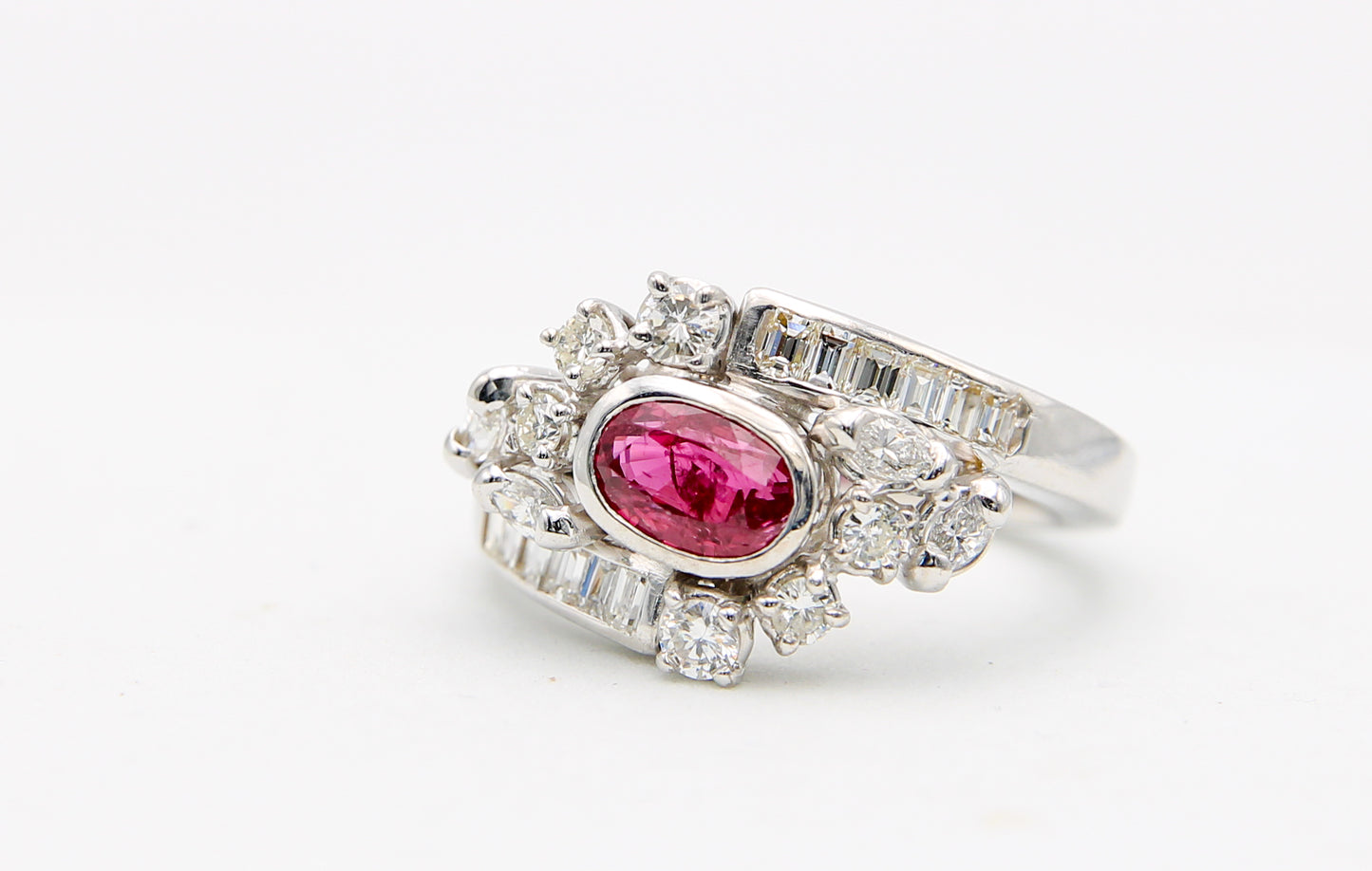 Anello in oro con rubino e diamanti