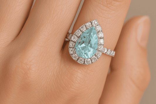 Anello in oro bianco con goccia di acquamarina e cornice di diamanti