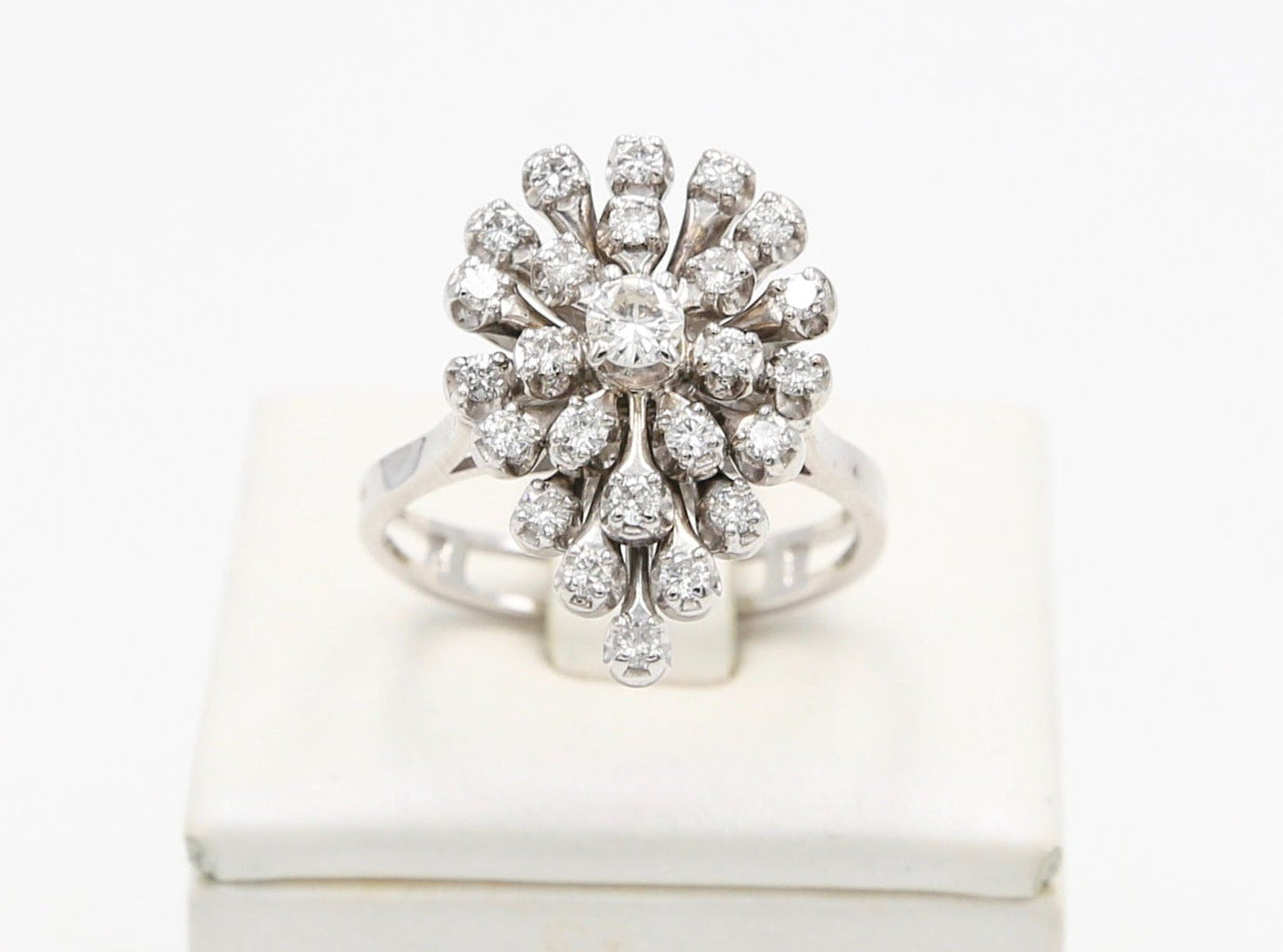 Anello a goccia in oro bianco con diamanti