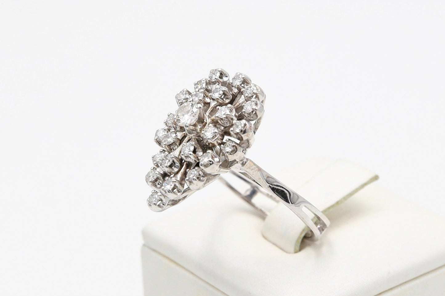 Anello a goccia in oro bianco con diamanti
