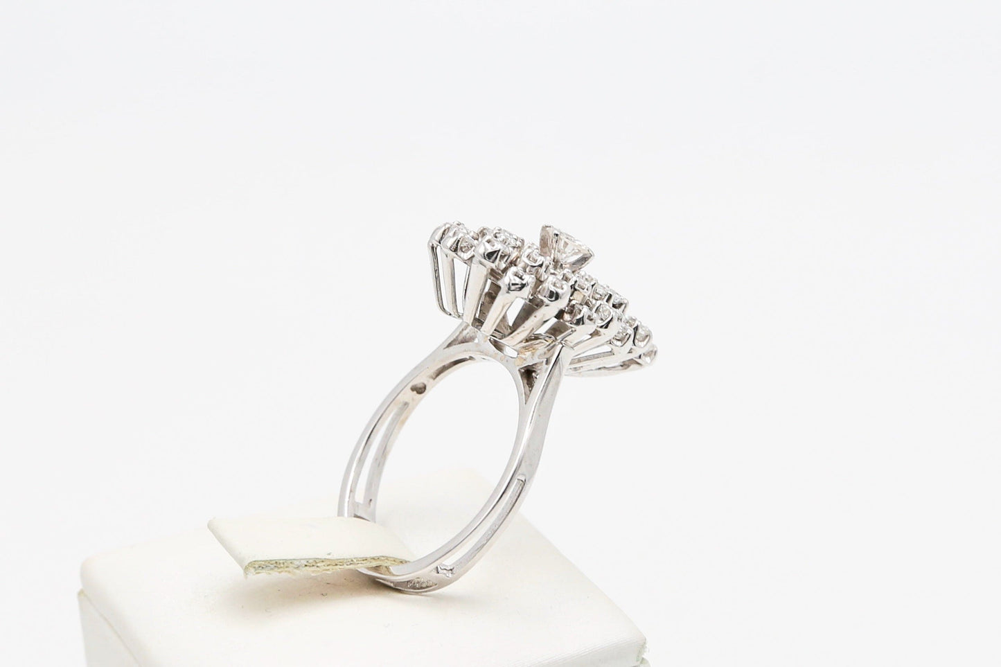Anello a goccia in oro bianco con diamanti