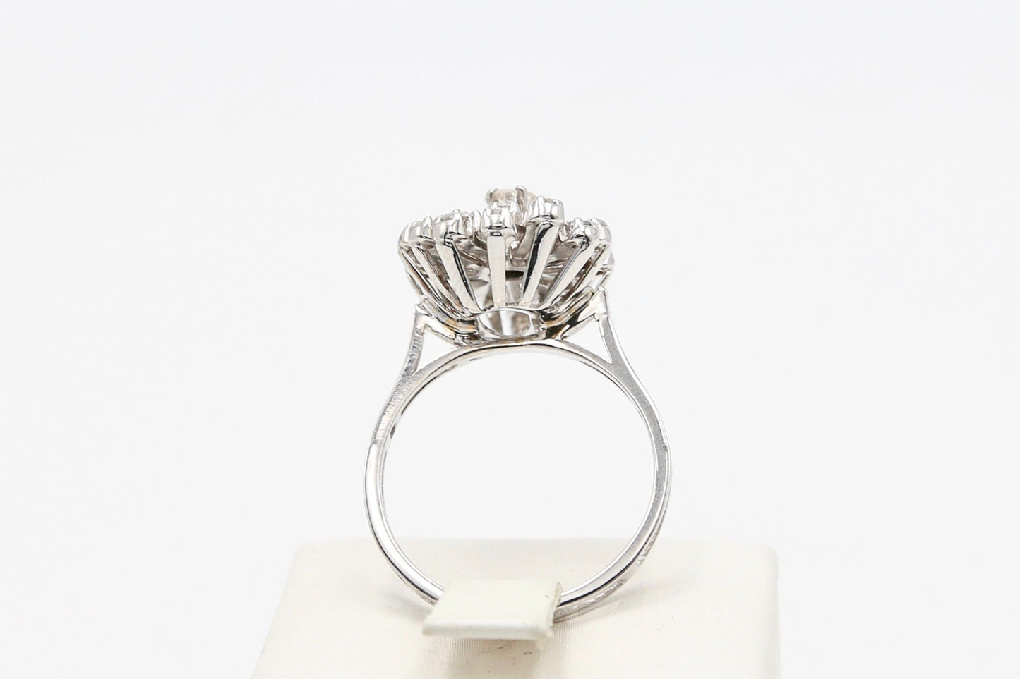 Anello a goccia in oro bianco con diamanti