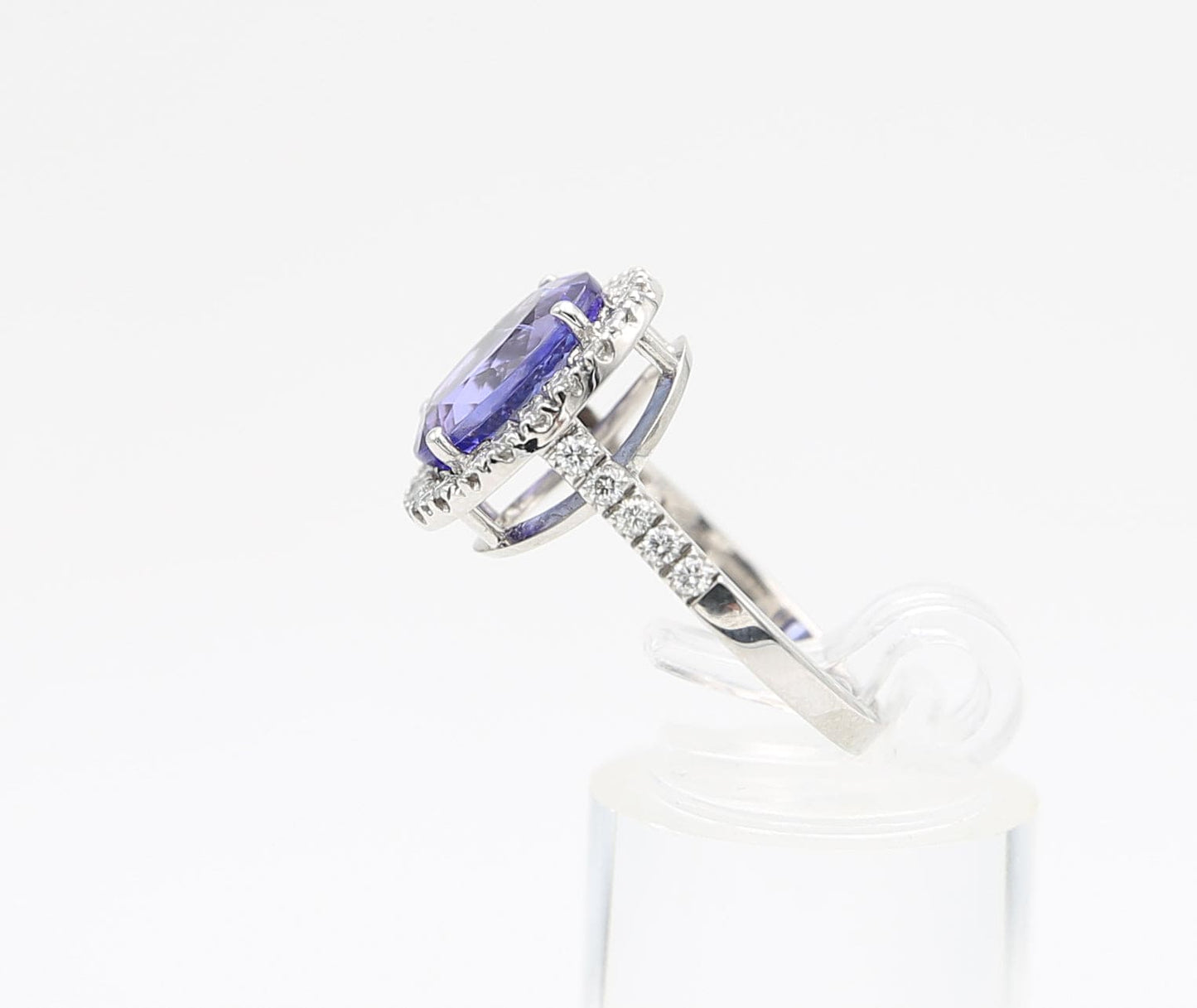 Ring with tanzanite and diamonds