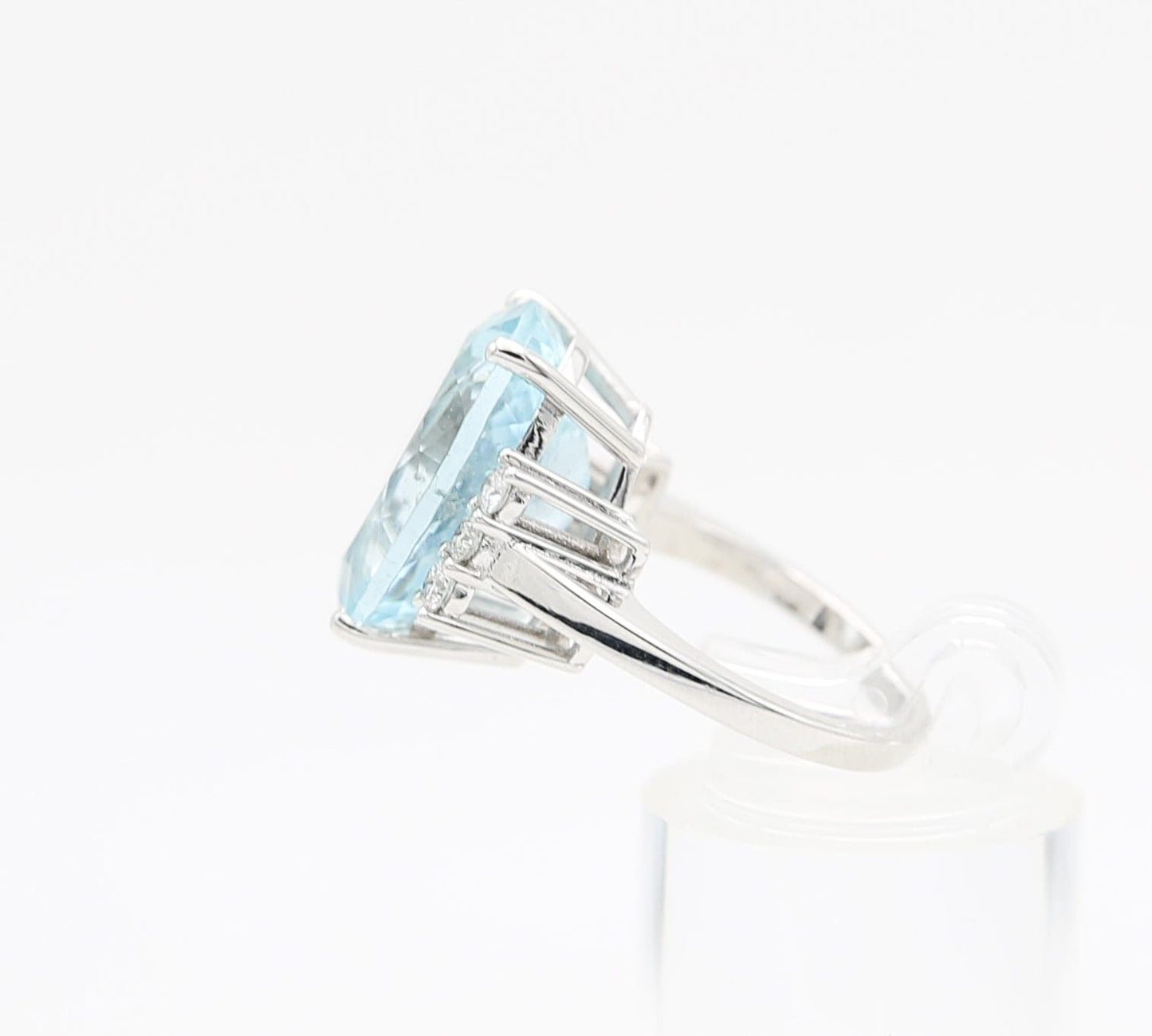 Anello in oro con acquamarina e diamanti
