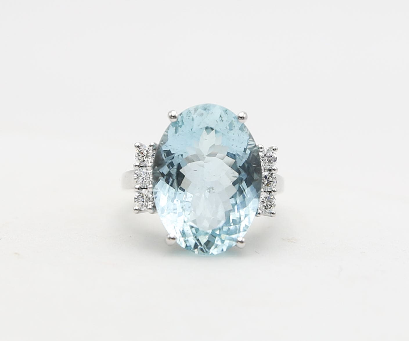 Anello in oro con diamante e smeraldi