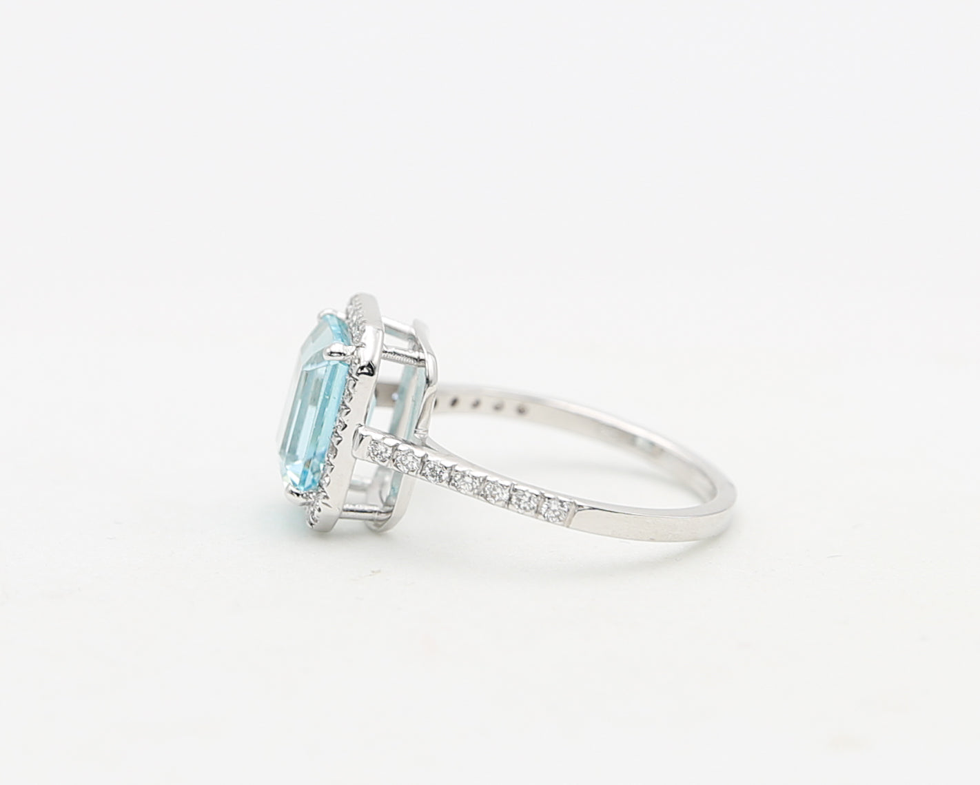 Gold ring with aquamarine and diamonds