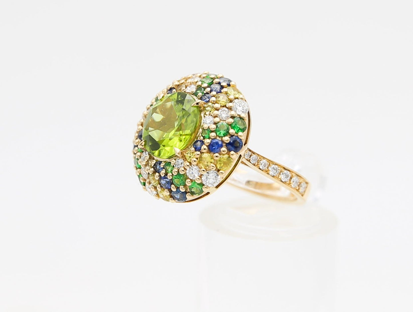 Anello in oro con pietre
