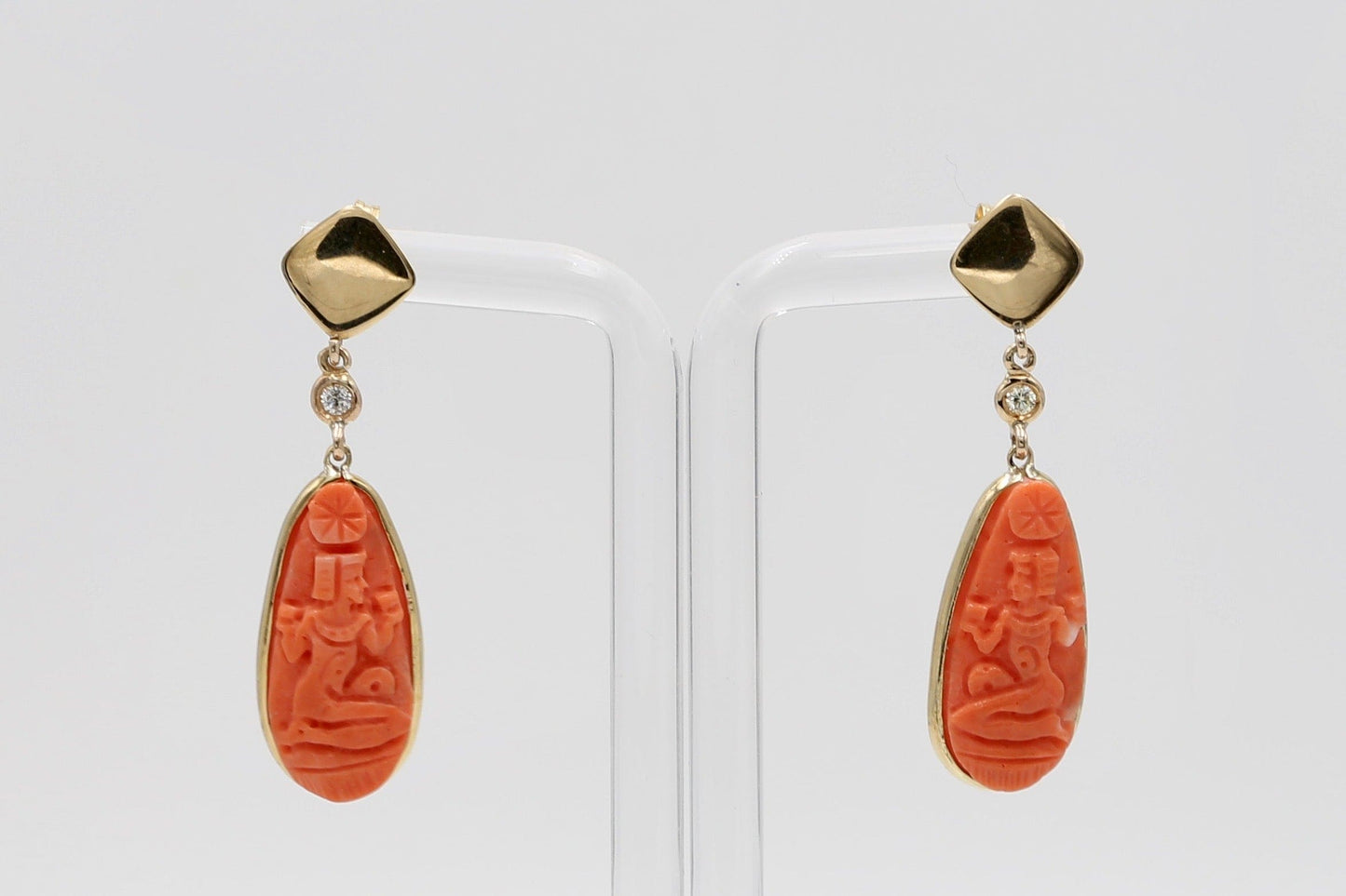 Orecchini in oro con corallo inciso