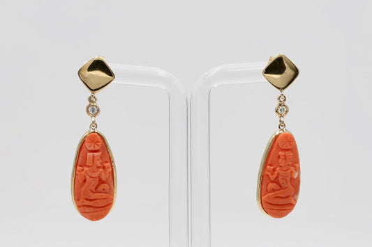 Orecchini in oro con corallo inciso
