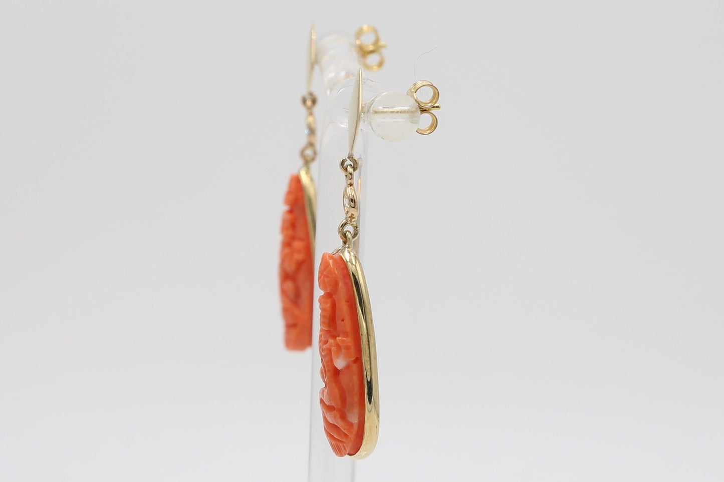 Orecchini in oro con corallo inciso
