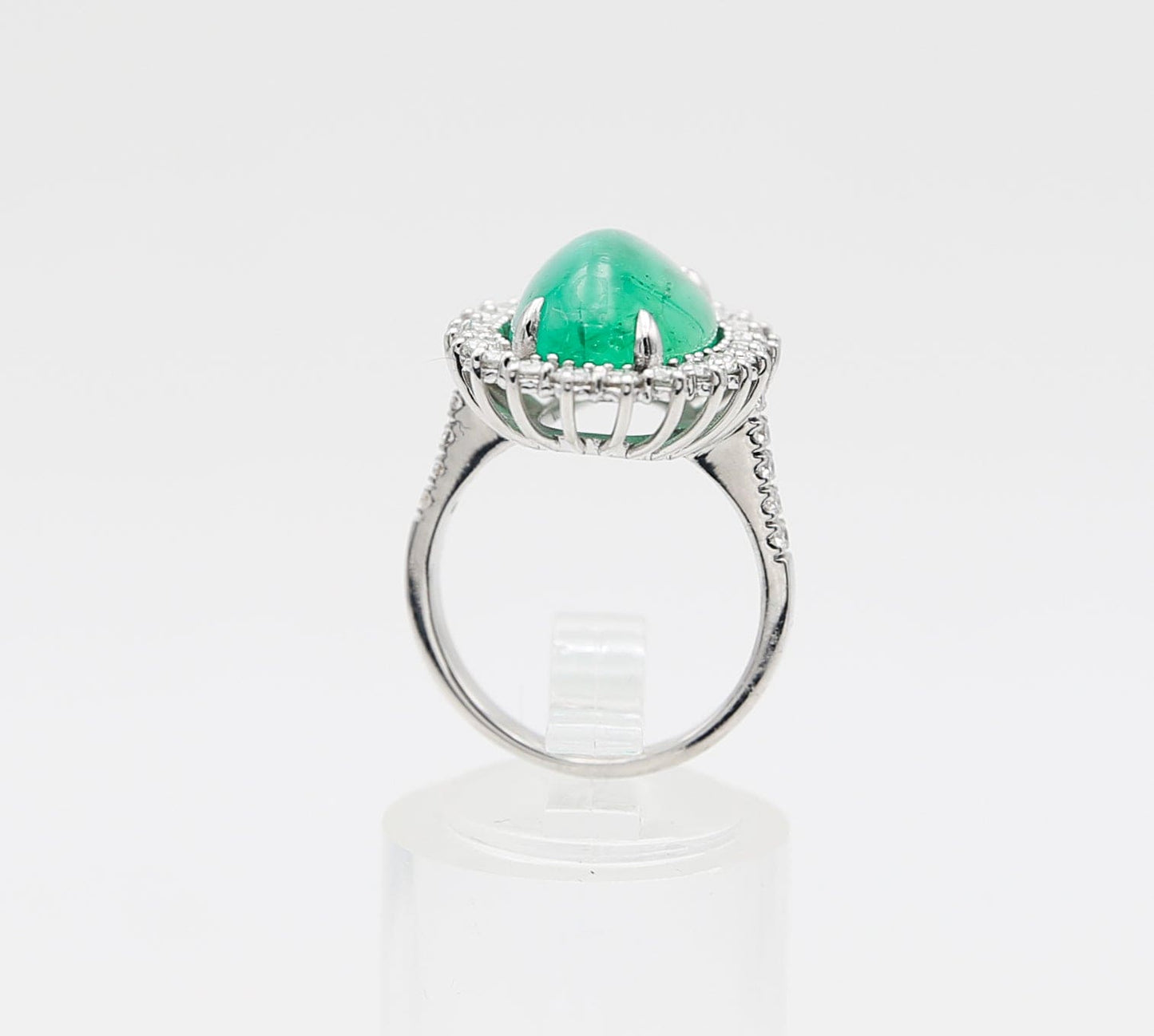 Anello in oro con smeraldo e diamanti