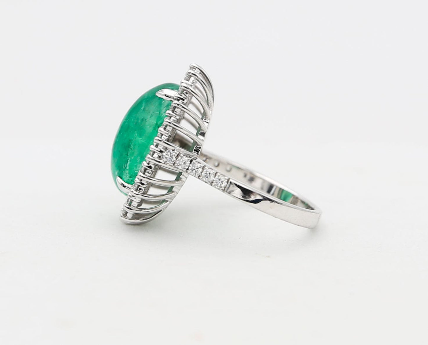 Anello in oro con smeraldo e diamanti