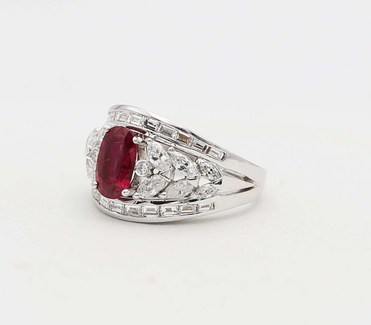 Anello in oro con rubino e diamanti