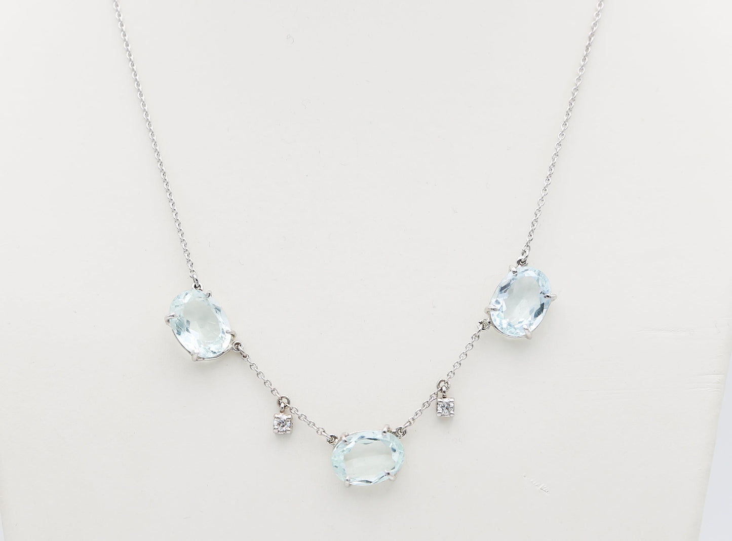 Collana in oro con acquamarina e diamanti