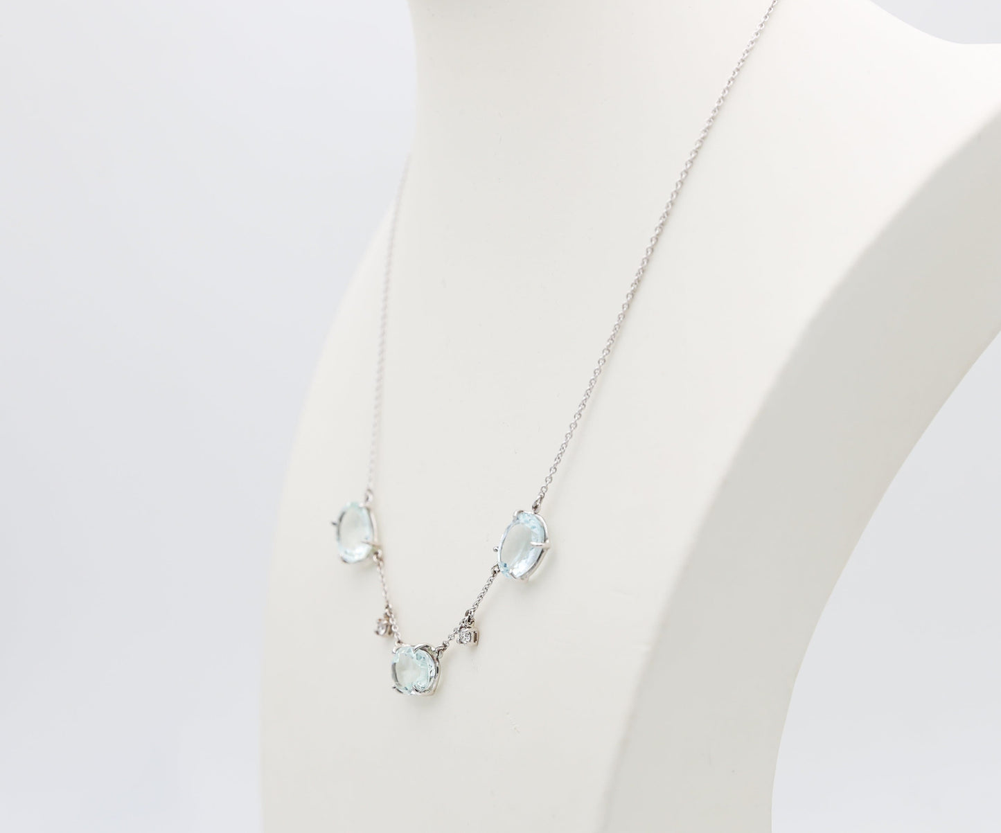 Collana in oro con acquamarina e diamanti