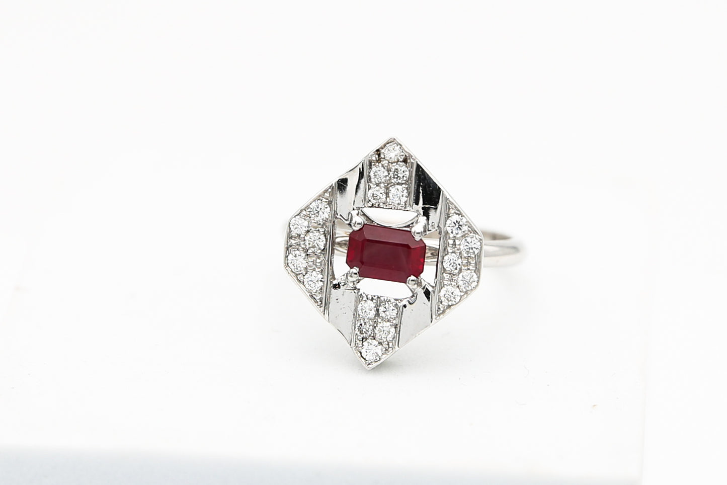 Anello in oro con rubini e diamanti