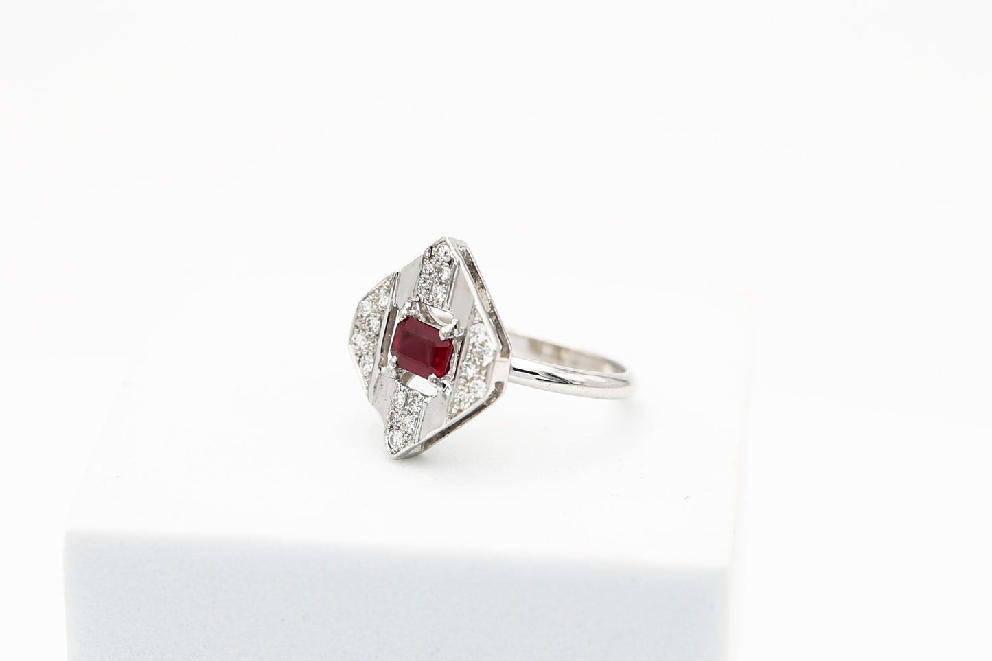 Anello in oro con rubini e diamanti