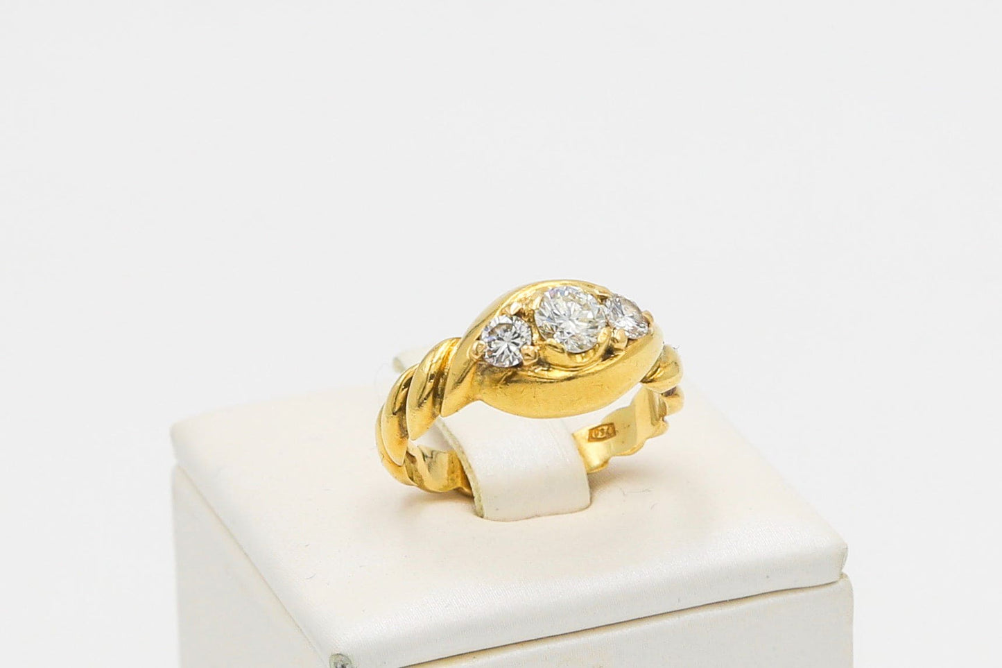 Yellow gold ring with diamonds