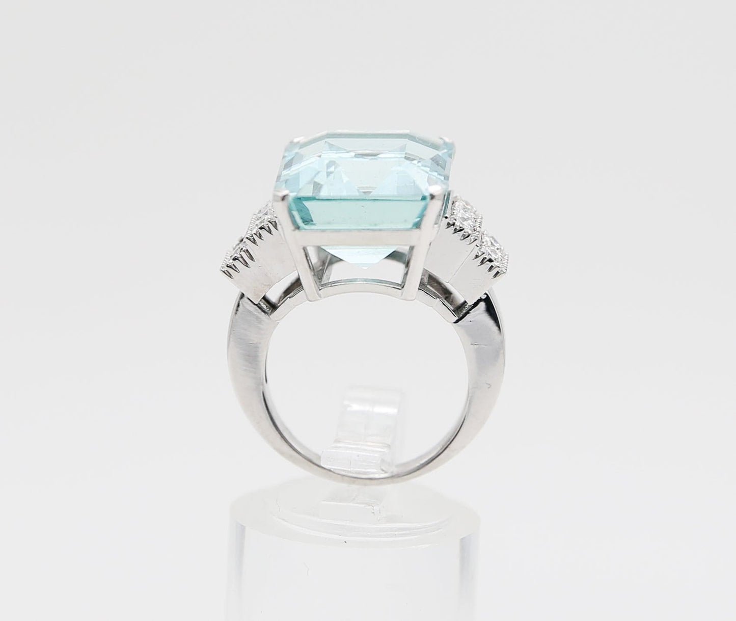 Anello con acquamarina taglio smeraldo e diamanti laterali