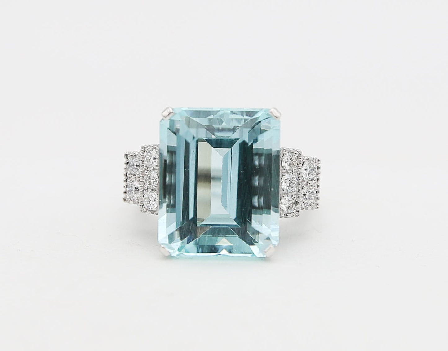 Anello con acquamarina taglio smeraldo e diamanti laterali