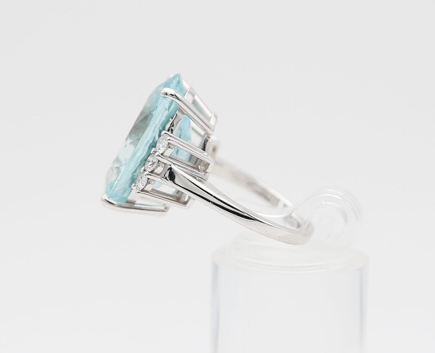 Anello in oro con acquamarina e diamanti